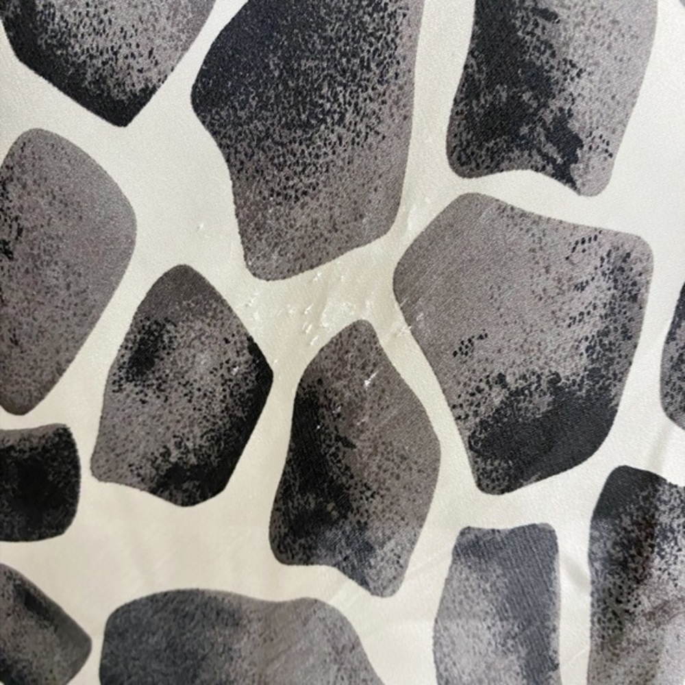 Signature by Larry Levine Black and White Giraffe Print Silky Sleeveless Blouse - Picture 10 of 11